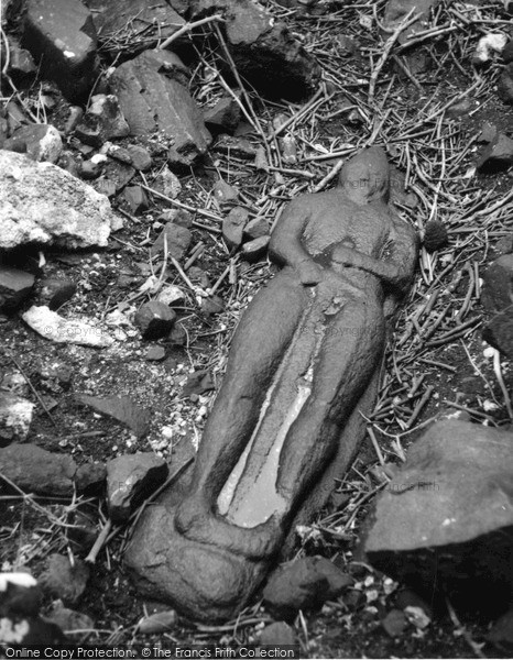 Photo of Skye, Skeabost Island, Effigy 1962