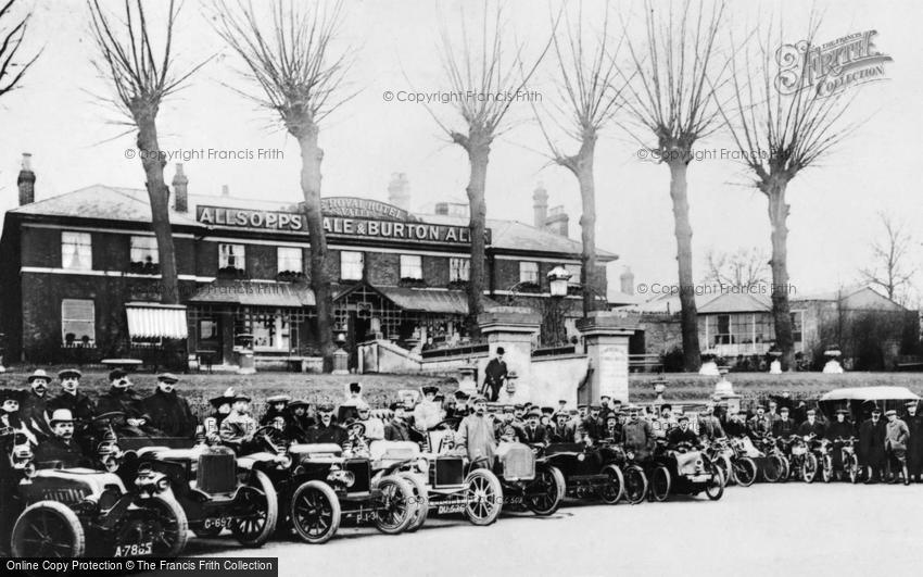 Slough, Vehicles at the Royal Hotel c1907