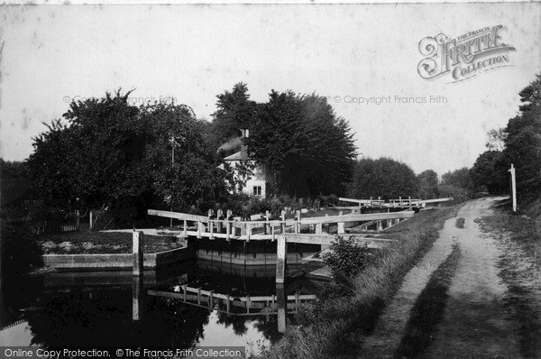 Photo of Sonning, The Lock c.1890