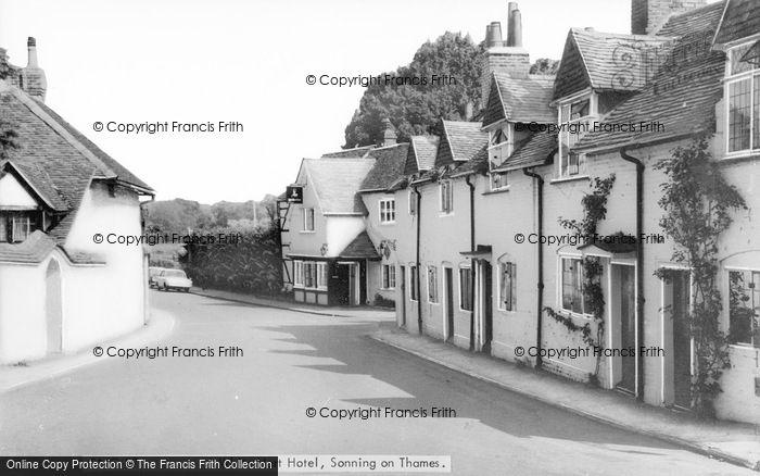 Photo of Sonning, White Hart Hotel c.1965 - Francis Frith