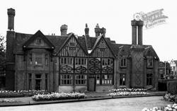 The Manor House 1965, Southall