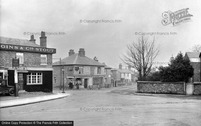 Photo of Southgate, Southgate Circus, The Bell c.1930