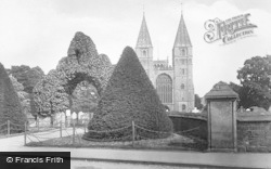 Minster South Gate 1924, Southwell