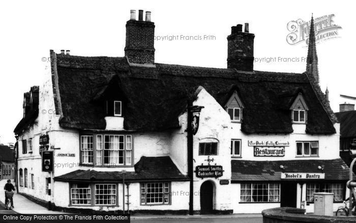 Photo of Spalding, Ye Old White Horse, Churchgate c.1965