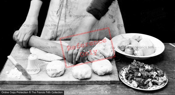 Photo of This 'ere Do Shaw Ee 'ow We Do Maake Our Pasties 1912