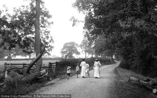 Photo of Springfield, Strolling Along Lawn Lane 1906
