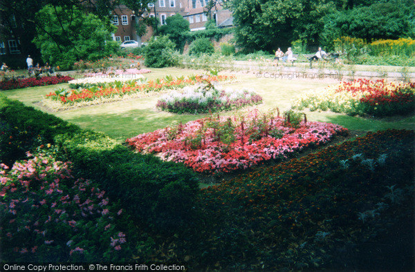 Photo of St Albans, Civic Centre Garden 2004