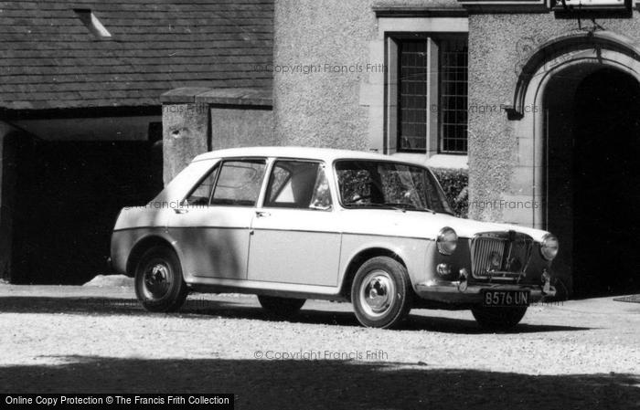 Photo of St George, Classic Car c.1960