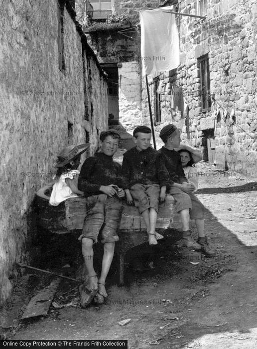 Photo of St Ives, Children In A Quaint Corner 1906