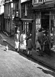 Shopping In Tregenna Place 1922, St Ives