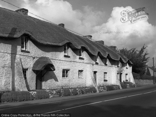Photo of St Nicholas, Thatch Cottages 1953