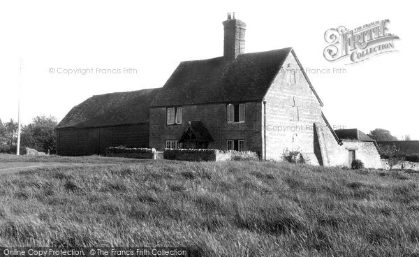 Photo of Stadhampton, the Hunt Stables c1955