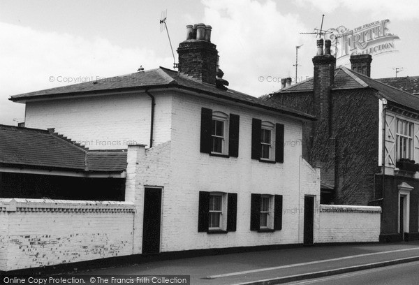 Photo of Staines, Hook On And Shoot Off, Thames Street 2004