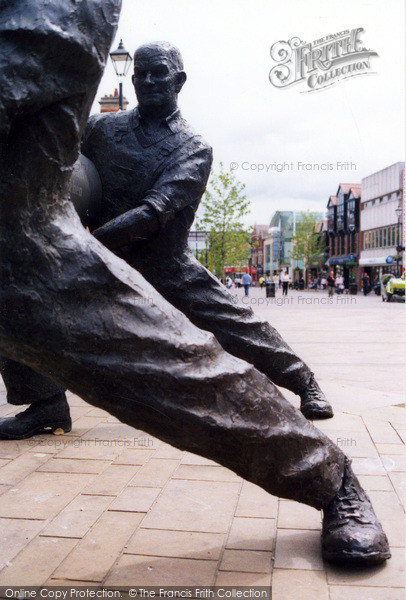 Photo of Staines, Release Every Pattern Sculpture By David Arnold 2004