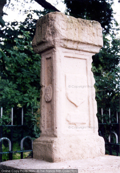 Photo of Staines, Replica Of The London Stone 2004