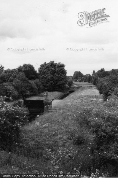Photo of Staines, Reservoirs Aqueduct, Moor Lane 2004