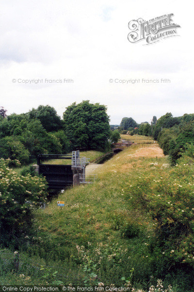 Photo of Staines, Reservoirs Aqueduct, Moor Lane 2004