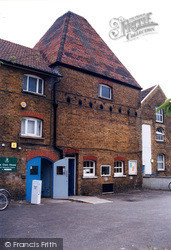 The Oast House 2004, Staines