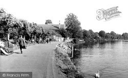 Staines, the Tow Path c1950