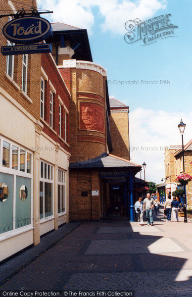 Photo of Staines, Tilly's Lane 2004