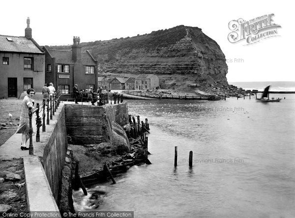 Photo of Staithes, Cowbar Nab 1925