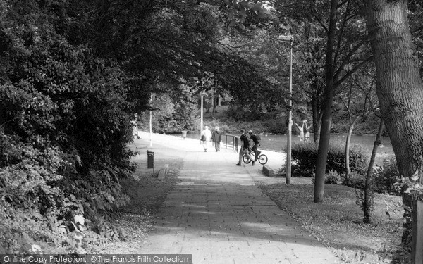 Photo of Stevenage, Bedwell Lane And The Town Pond 2004