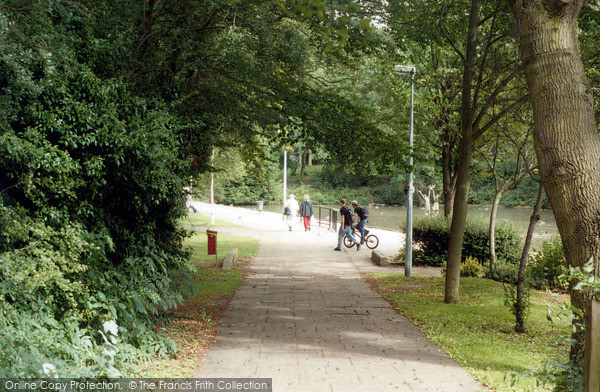 Photo of Stevenage, Bedwell Lane And The Town Pond 2004