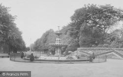 The Fountain, Ropner Park c.1955, Stockton-on-Tees
