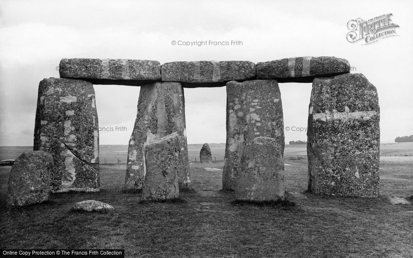 Stonehenge, showing the Hele Stone 1928