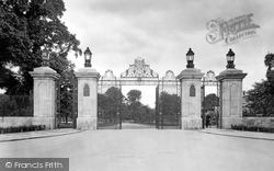 Entrance Gates To Mary Stevens Park 1931, Stourbridge