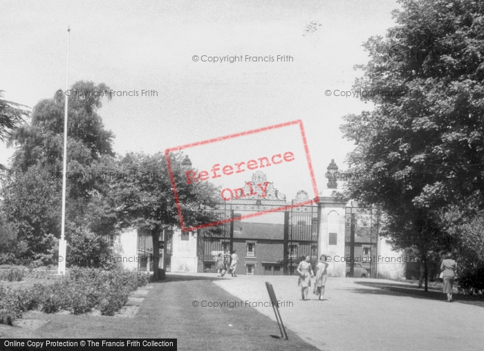 Photo of Stourbridge, Mary Stevens Park Entrance c.1960