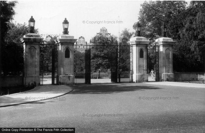 Photo of Stourbridge, Mary Stevens Park, The Gates c.1960