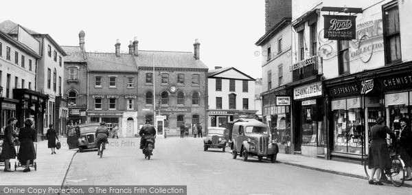 Photo of Stowmarket, Ipswich Street And Market Place c.1940