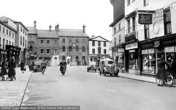 Photo of Stowmarket, Ipswich Street And Market Place c.1950