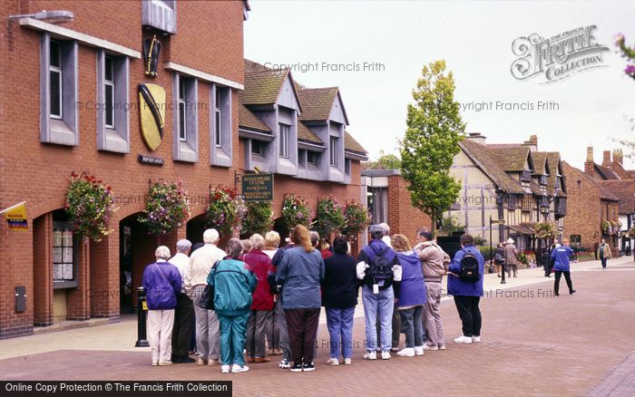 Photo of Stratford Upon Avon, Crowd At Shakespeare's Birthplace 1998