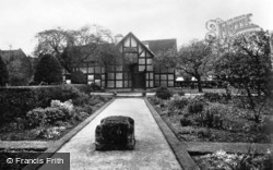 Shakespeare's House And Garden c.1930, Stratford-Upon-Avon