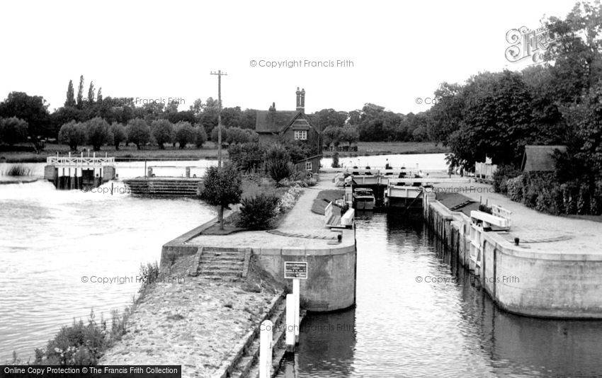 Streatley, the Lock and Weir c1955