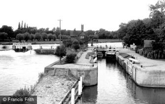 Streatley, the Lock and Weir c1955
