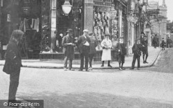 People In King Street 1910, Stroud