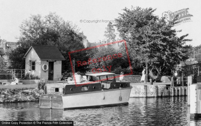 Photo of Sunbury, Entering The Lock c.1960