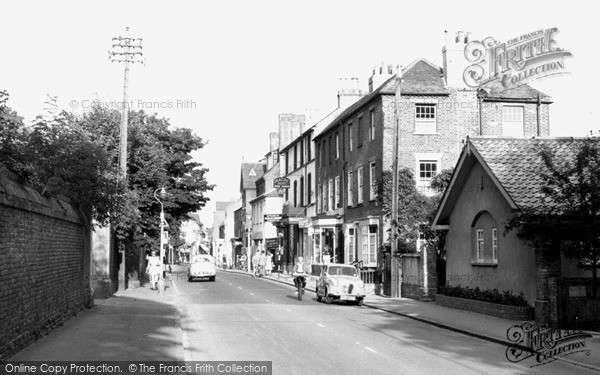 Photo of Sunbury, Thames Street And The Magpie Hotel c.1955