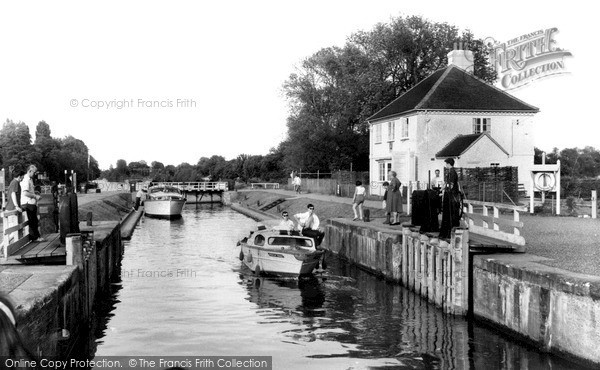 Photo of Sunbury, The Lock c.1960