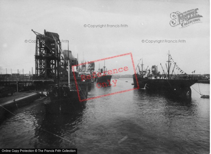 Photo of Swansea, The Coaling Key, King's Dock 1925