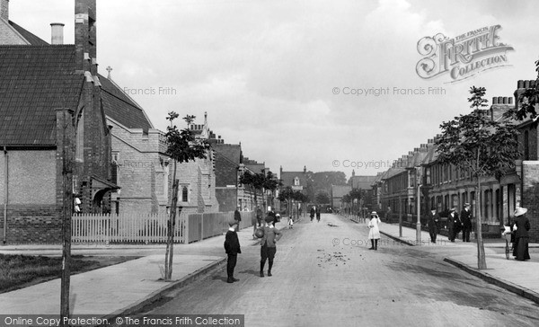 Photo of Swindon, Broad Street And St Luke's Church 1913