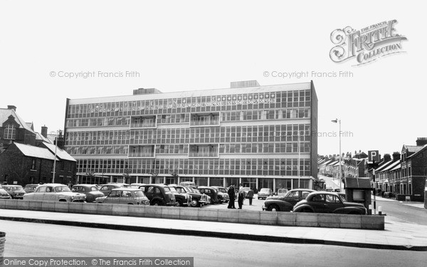Photo of Swindon, New College c.1965