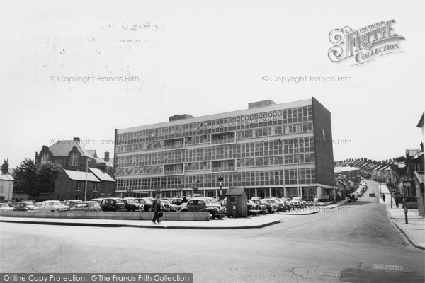 Photo of Swindon, New College c.1965