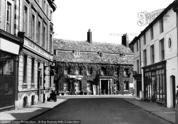 Photo of Swindon, The Goddard Arms, High Street c.1950