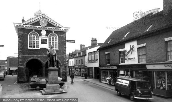 Photo of Tamworth, Peel Statue And Town Hall c.1965