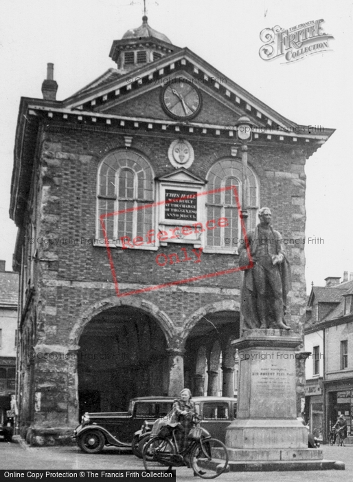 Photo of Tamworth, The Town Hall And Sir Robert Peel's Statue c.1955