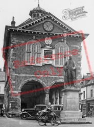 The Town Hall And Sir Robert Peel's Statue c.1955, Tamworth
